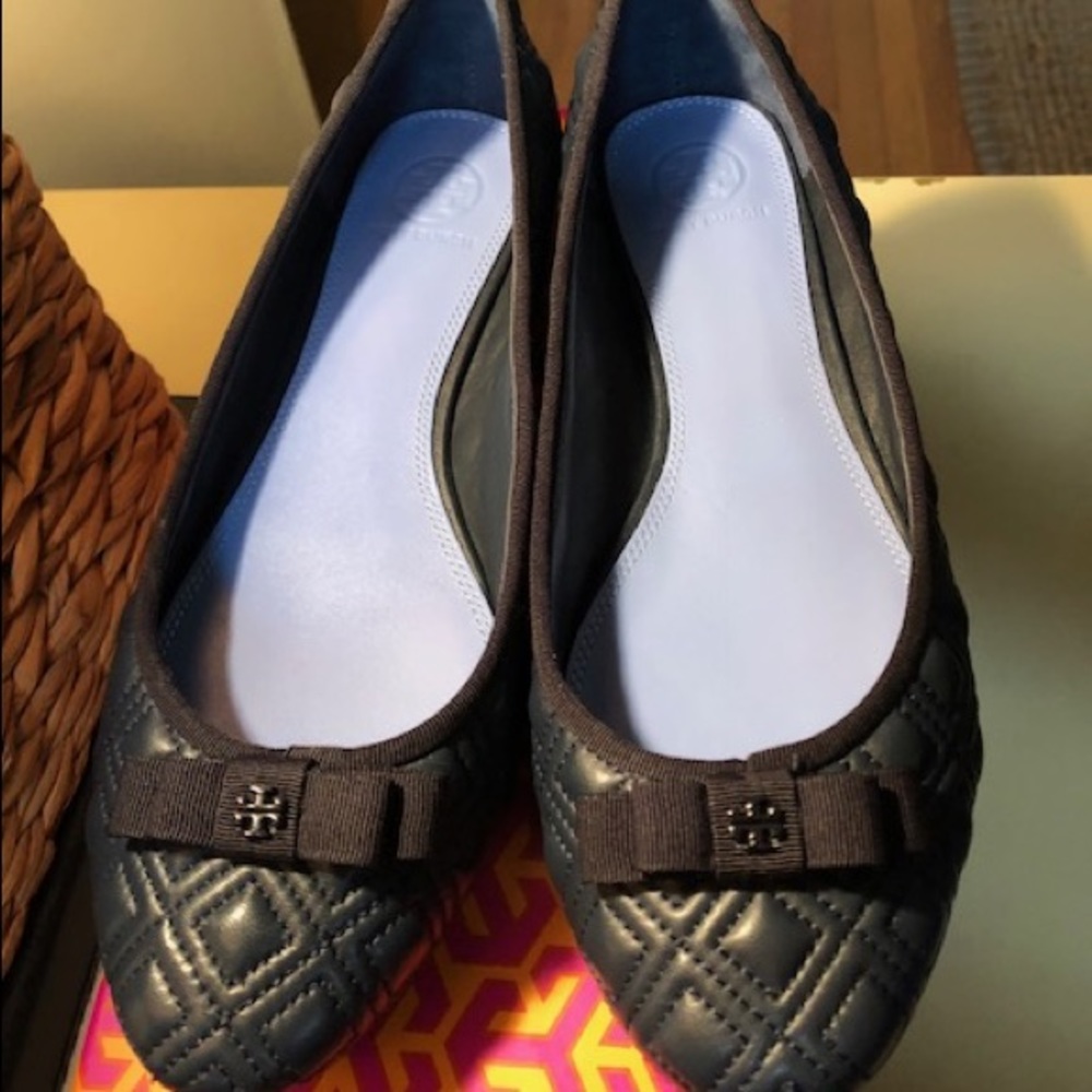 Tory Burch quilted ballet flats. Navy 8